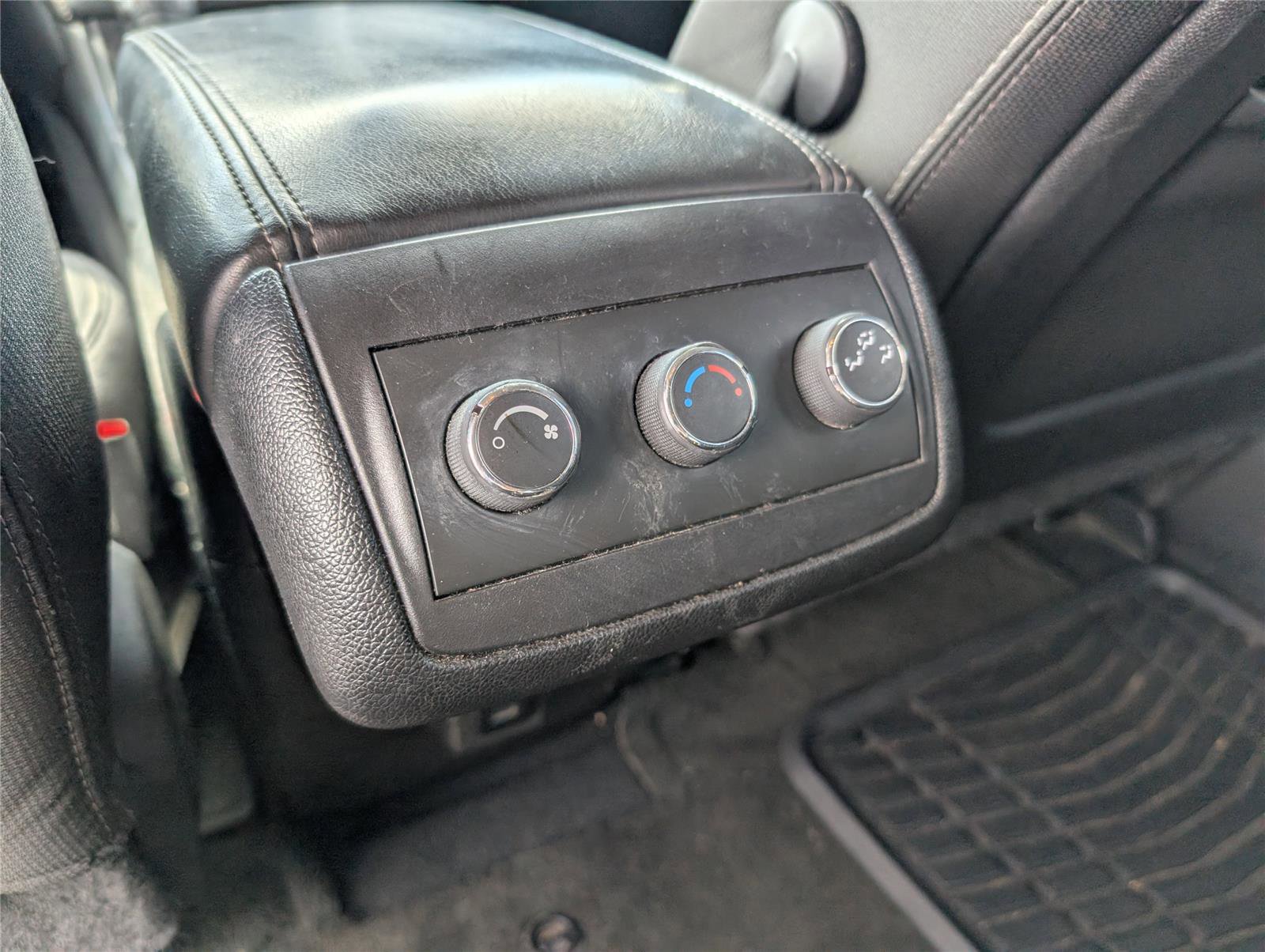 Used 2014 GMC Acadia SLE FWD image 29