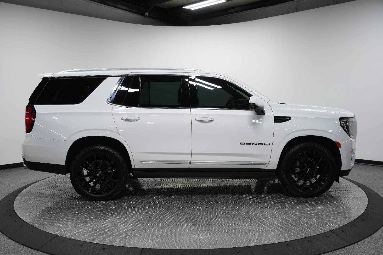 Used 2023 GMC Yukon Denali w/ LPO, Floor Liner Package image 10