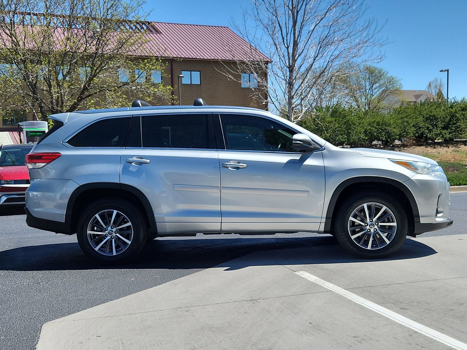 Used 2017 Toyota Highlander XLE w/ Carpet Mat Package image 6