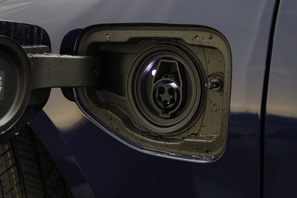 New 2026 BMW 550e xDrive w/ Executive Package image 4