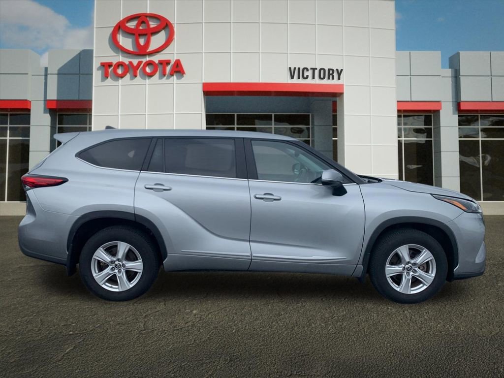 Used 2023 Toyota Highlander LE image 2