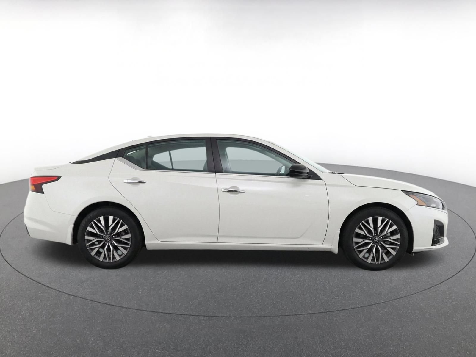 Used 2025 Nissan Altima 2.5 SV FWD image 10