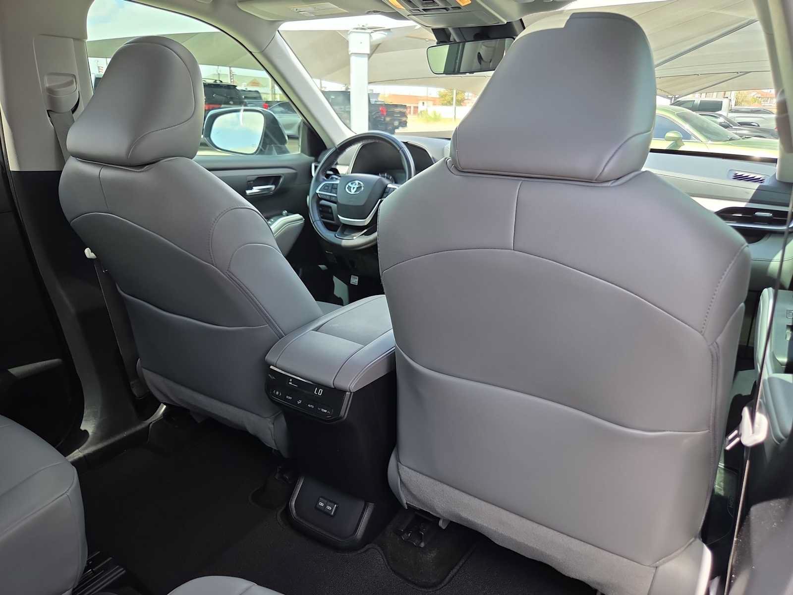Used 2024 Toyota Highlander XLE FWD image 16