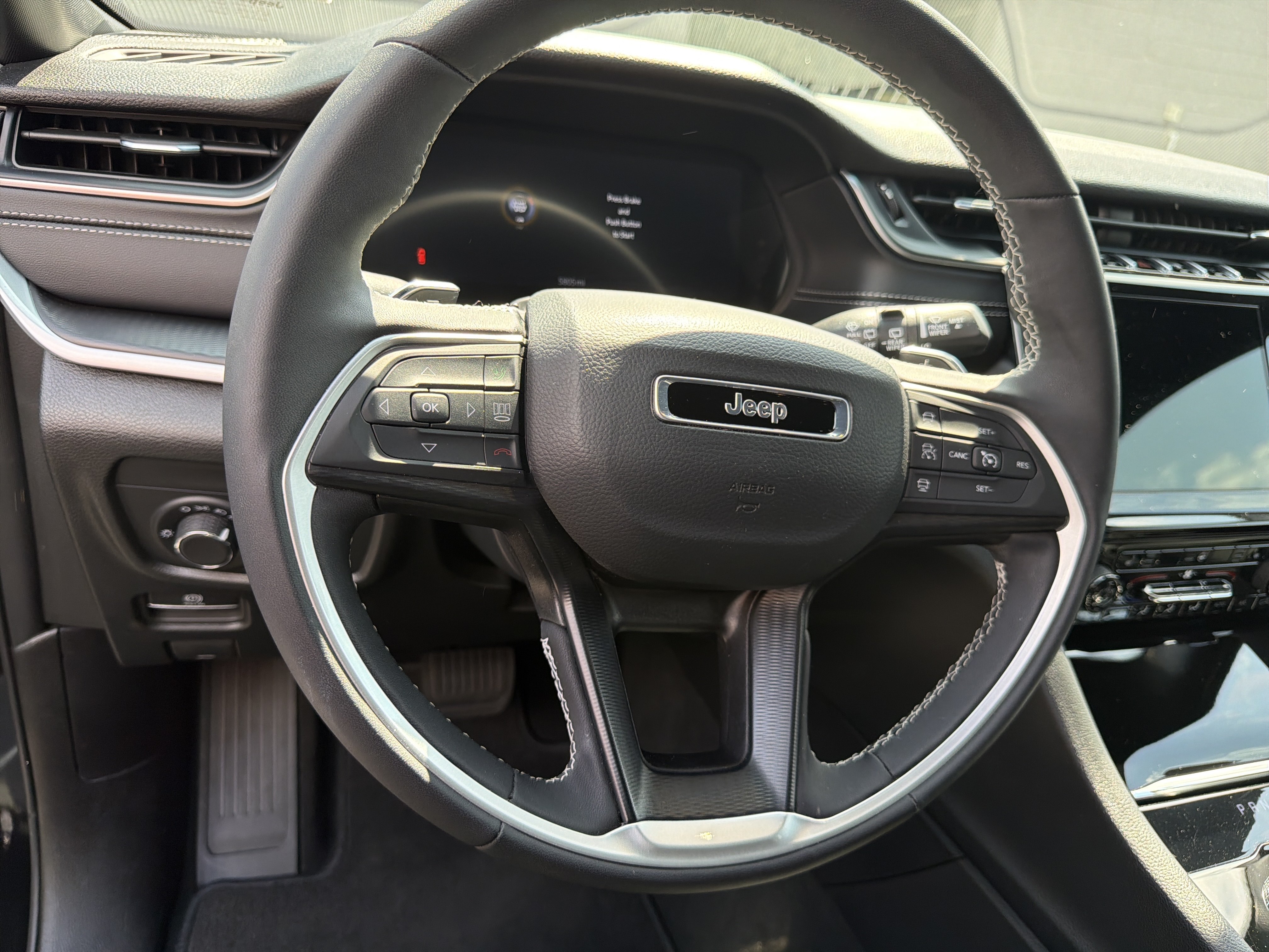 Used 2025 Jeep Grand Cherokee Laredo X w/ Luxury Tech Group I AWD/4WD image 16