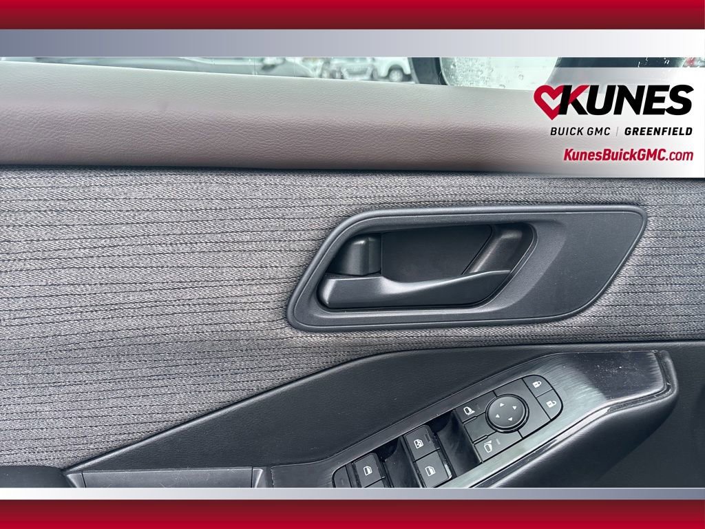 Used 2023 Nissan Rogue S image 15