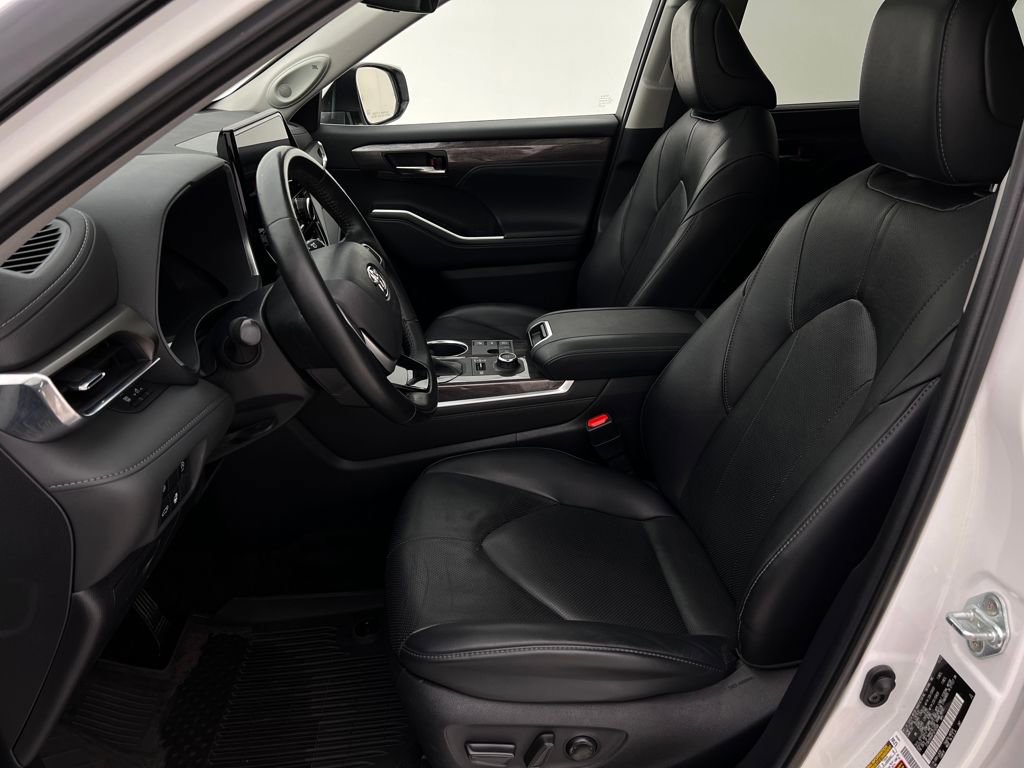 Used 2023 Toyota Highlander Limited image 11