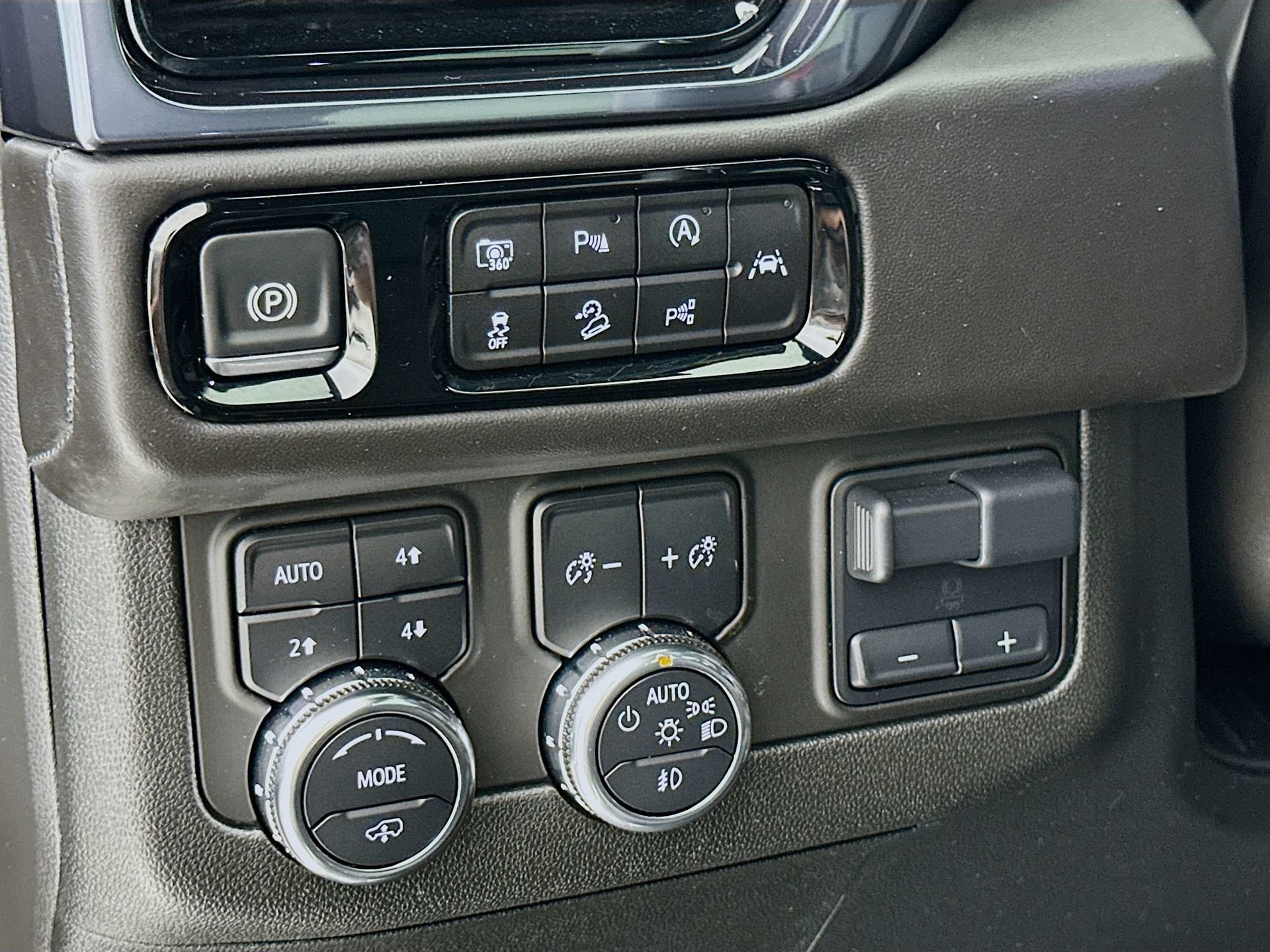 Used 2025 GMC Yukon AT4 Ultimate AWD/4WD image 11