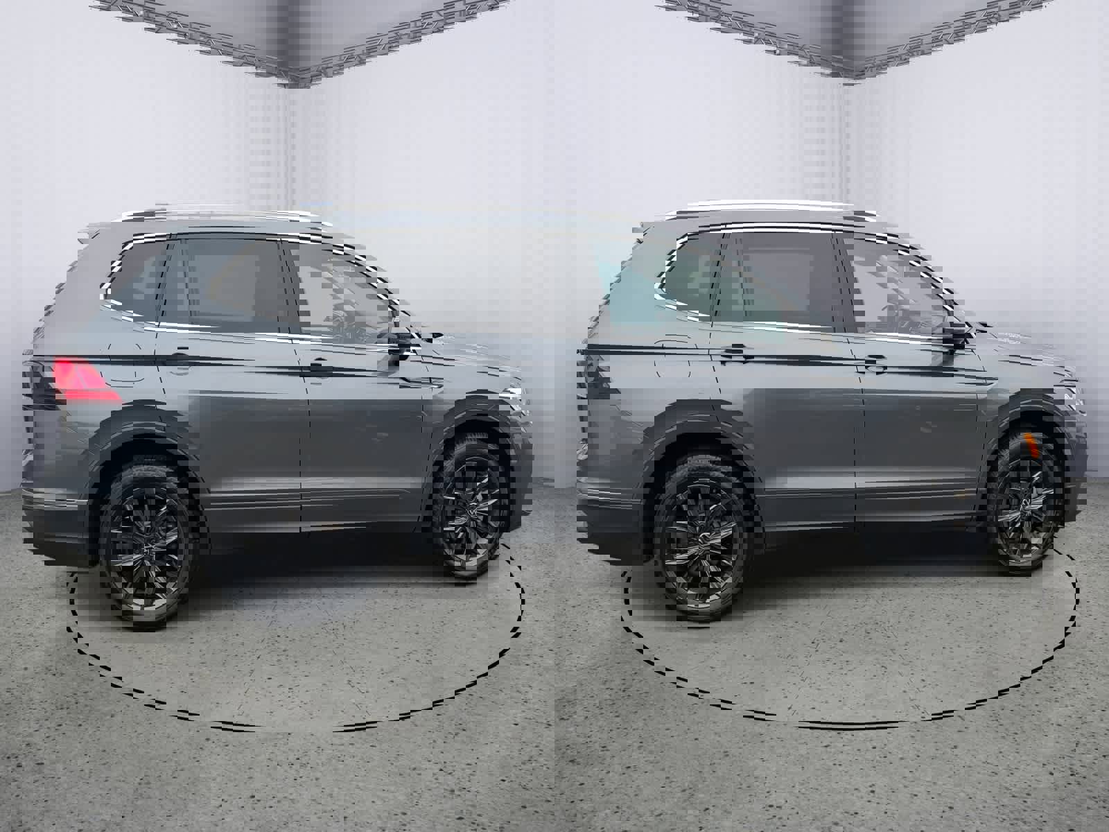 Used 2023 Volkswagen Tiguan SE image 2