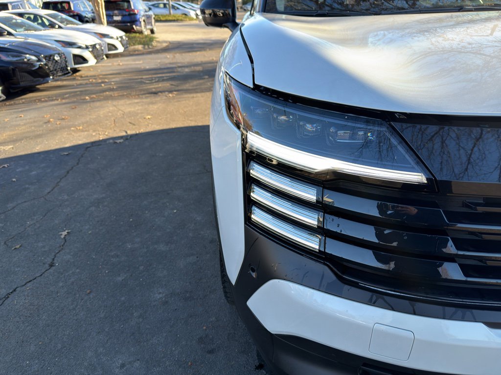 Certified 2025 Nissan Kicks SR image 10