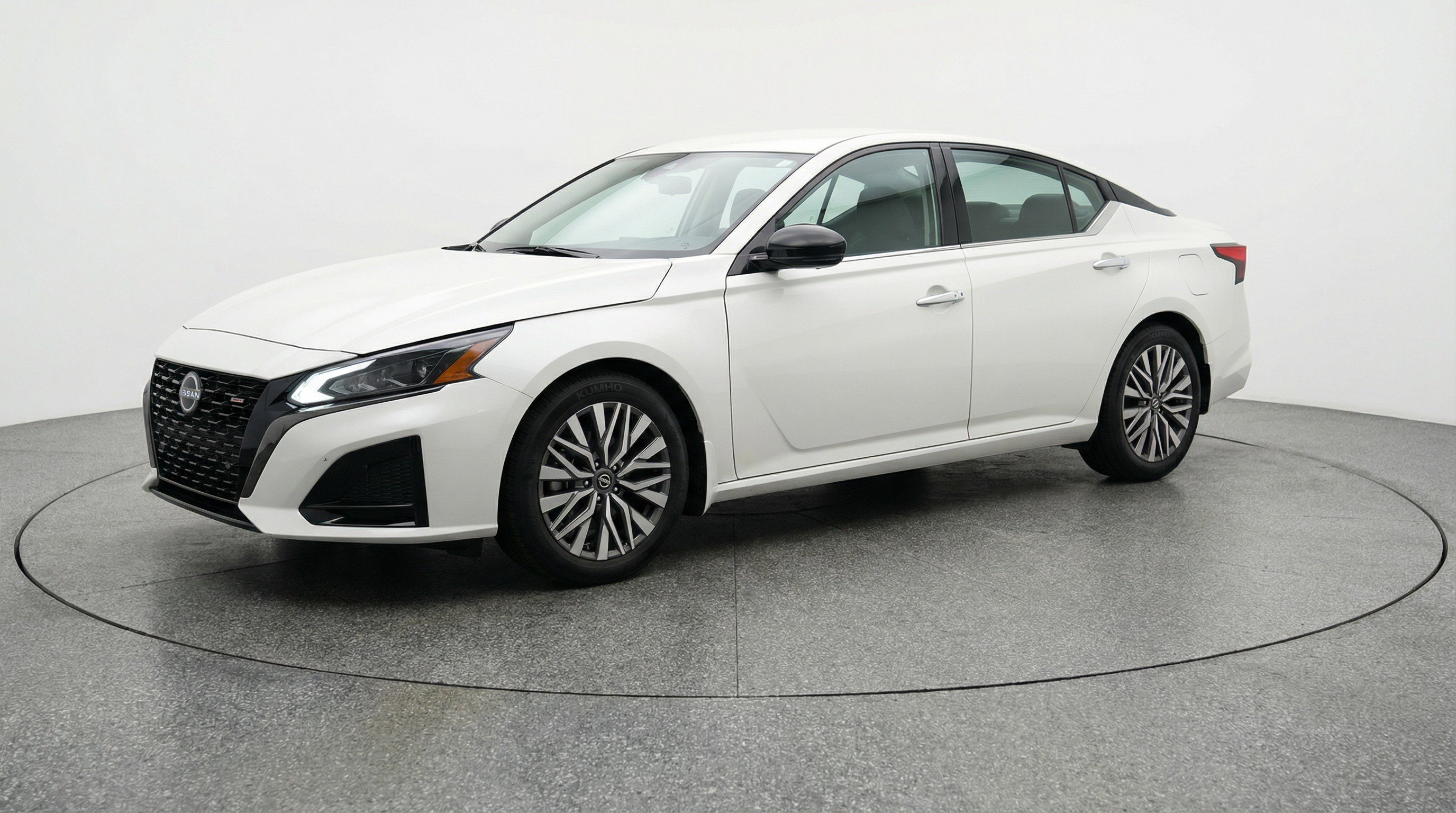 Used 2025 Nissan Altima 2.5 SV image 3