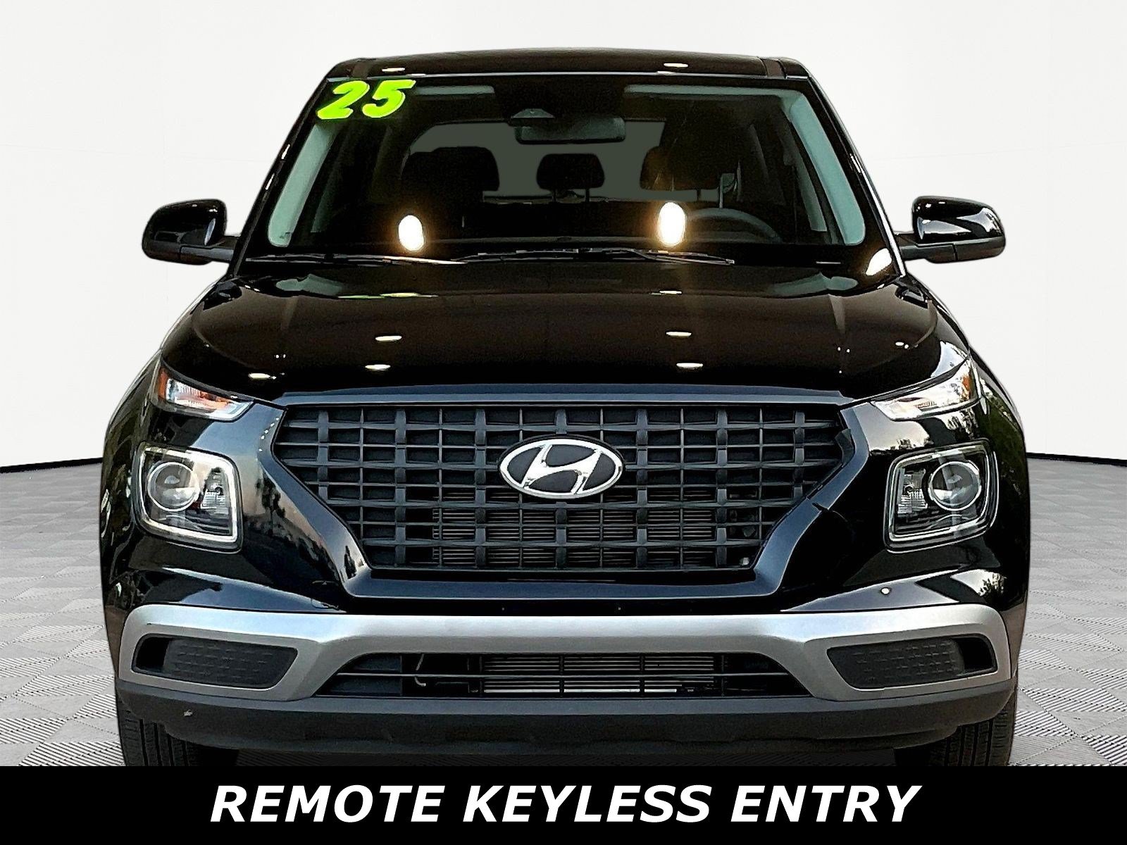 Used 2025 Hyundai Venue SE FWD image 2