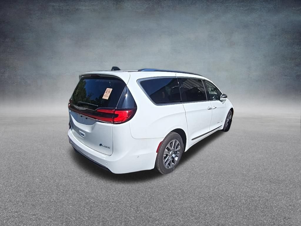 Used 2024 Chrysler Pacifica Pinnacle FWD image 8