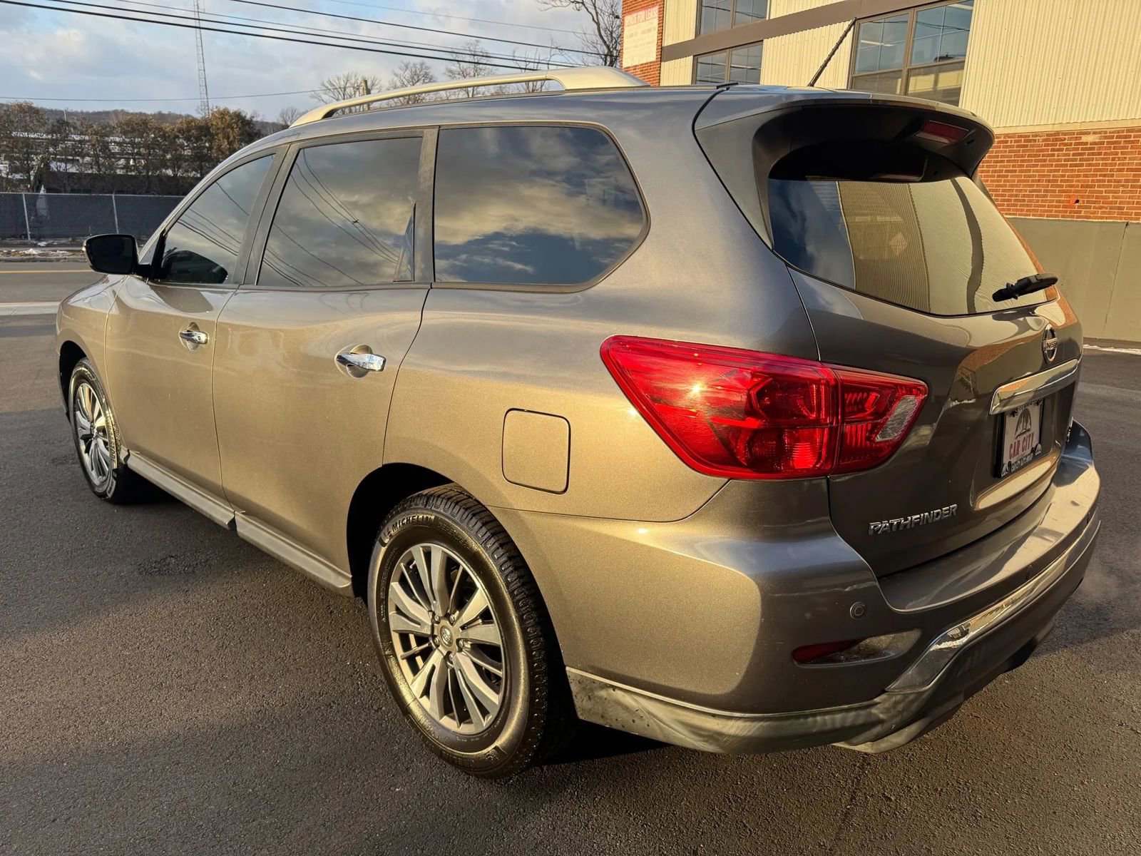 Used 2017 Nissan Pathfinder SV image 4