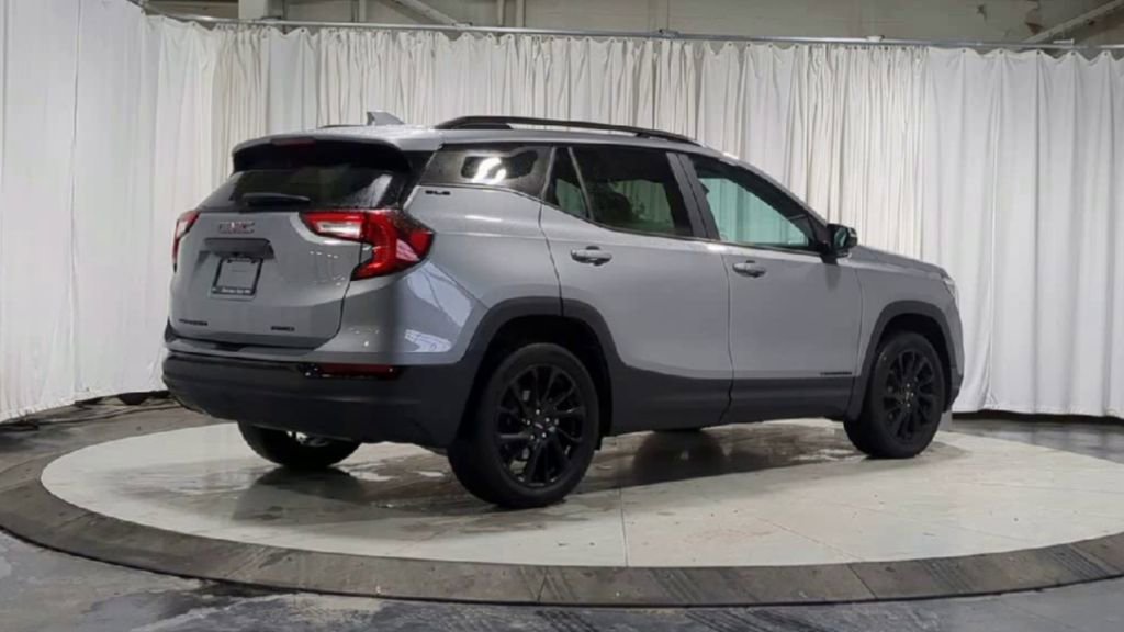 Used 2023 GMC Terrain SLE w/ Driver Convenience Package image 8