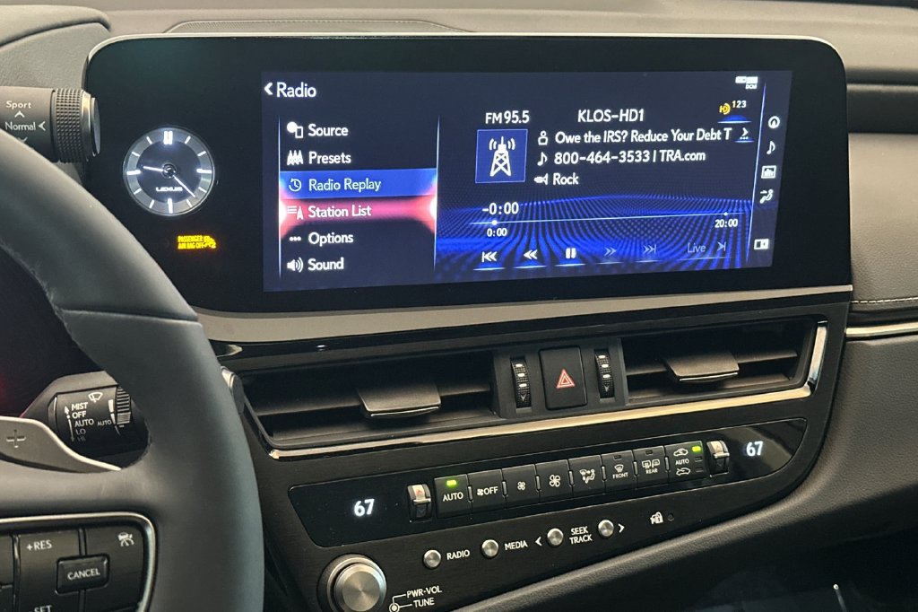 Certified 2022 Lexus ES 300h w/ Premium Package FWD image 17