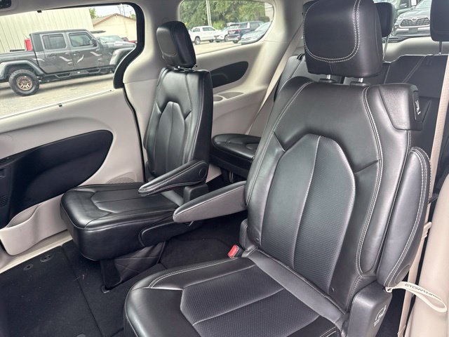 Used 2024 Chrysler Pacifica Touring-L FWD image 12