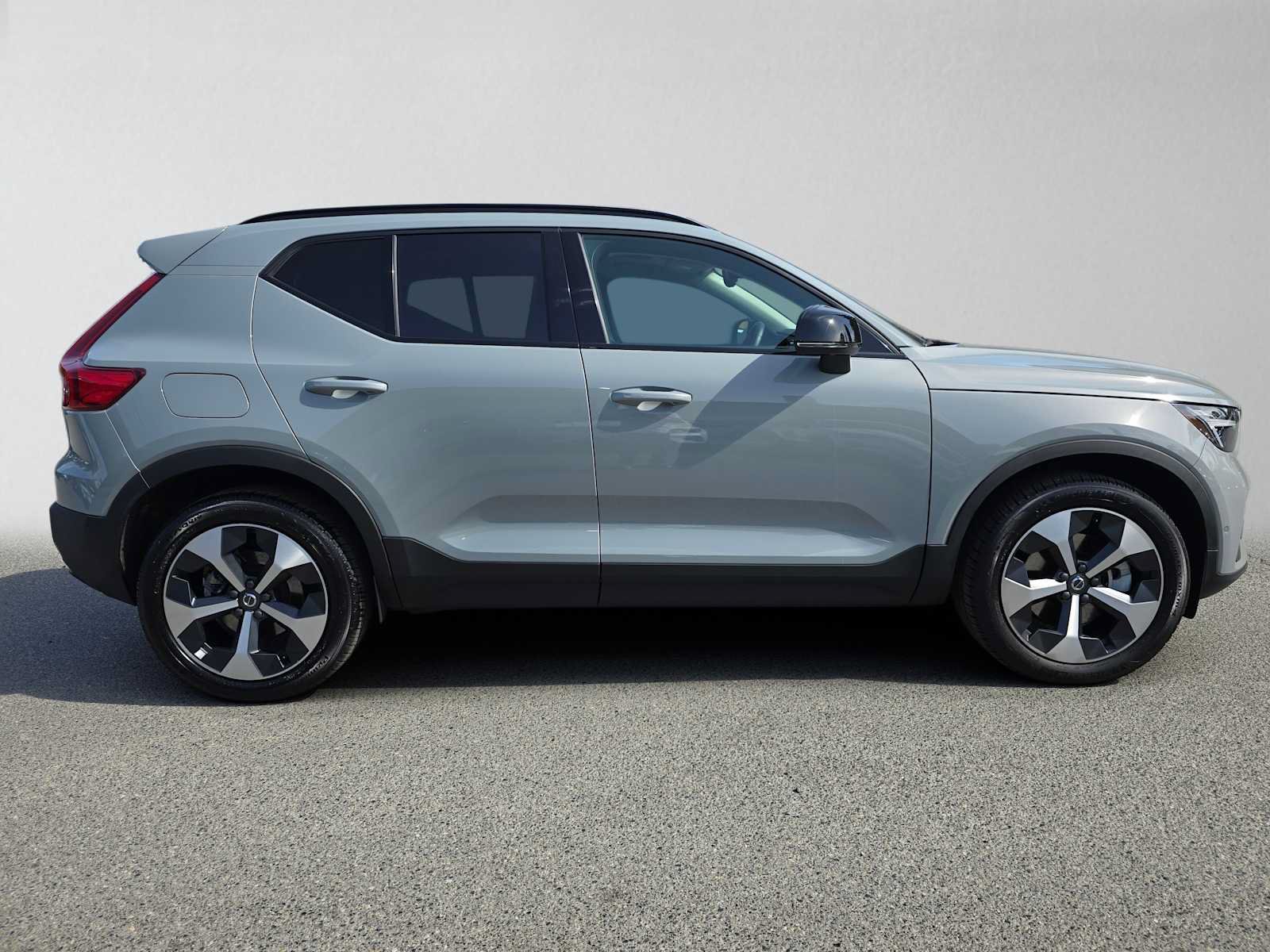 Used 2026 Volvo XC40 B5 Plus w/ Protection Package Premier AWD/4WD image 2