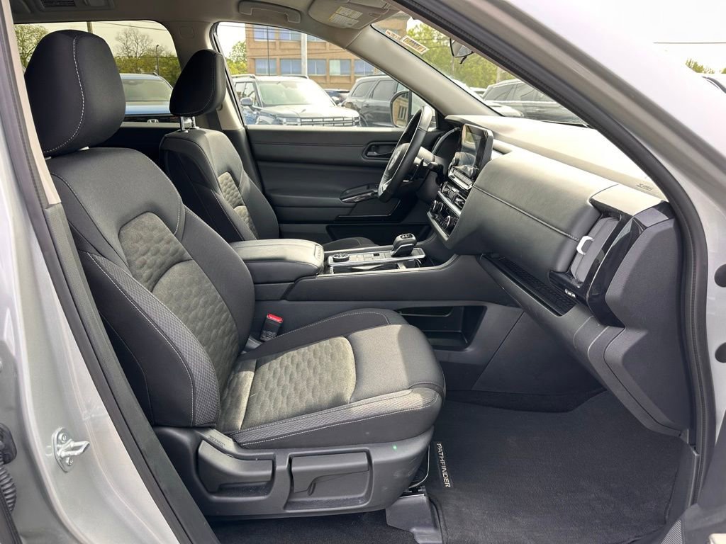 Used 2025 Nissan Pathfinder SV AWD/4WD image 15