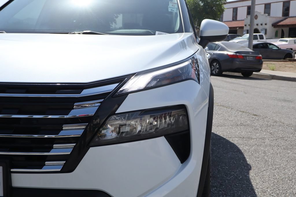 Used 2024 Nissan Rogue SV FWD image 8