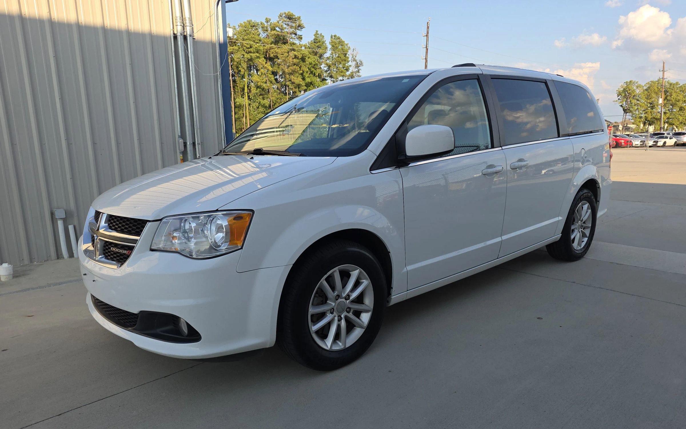 Used 2019 Dodge Grand Caravan SXT image 2