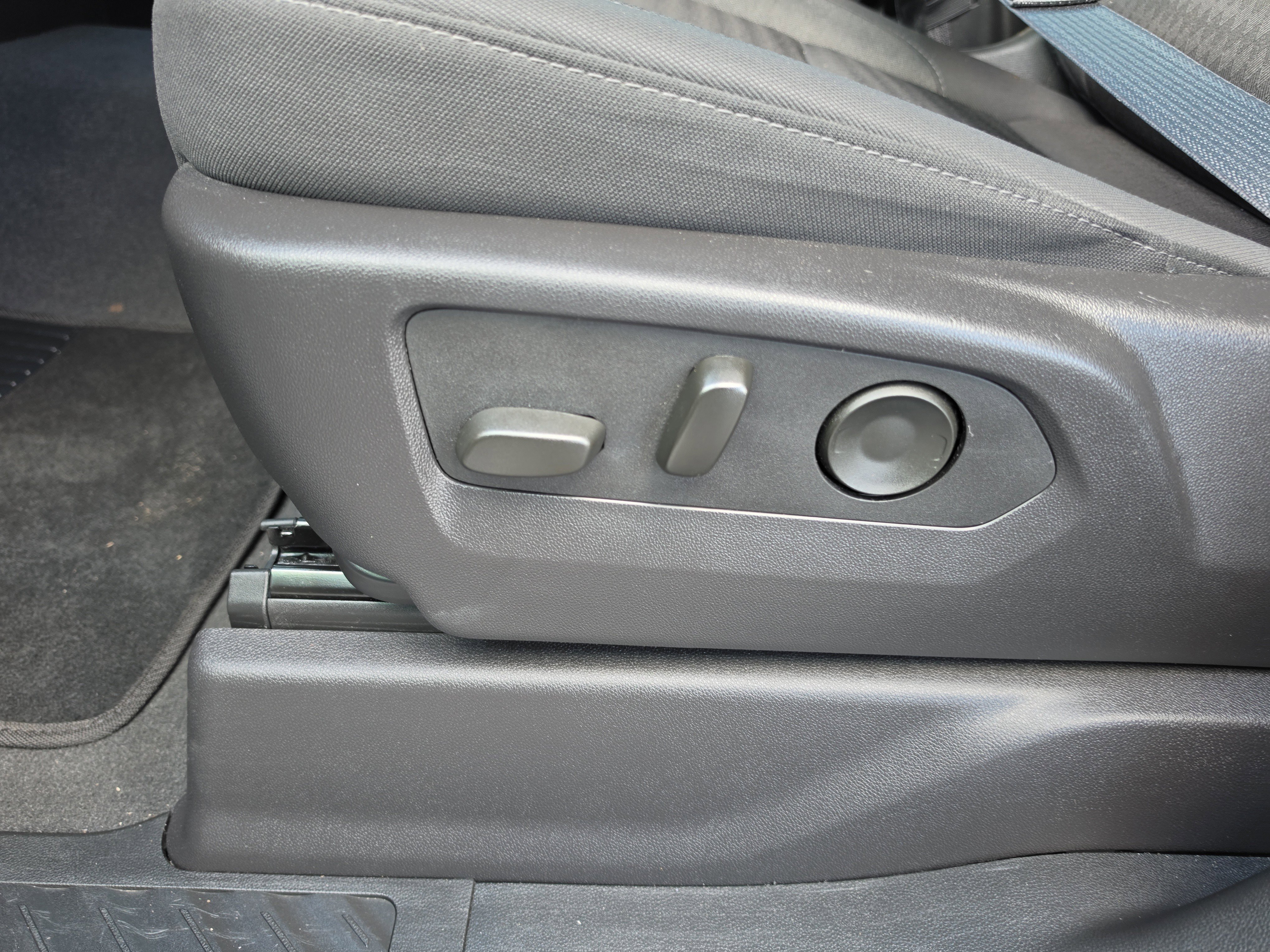 Used 2024 Chevrolet Silverado 1500 Custom w/ Turbomax Blackout Package RWD image 16