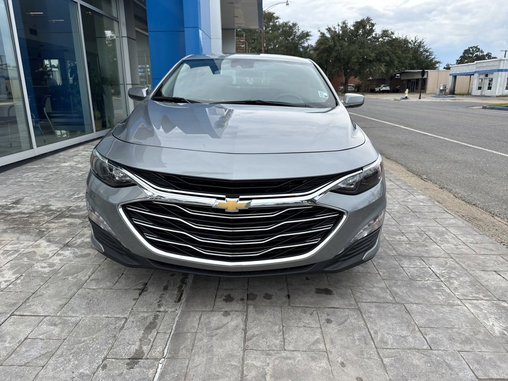 Used 2025 Chevrolet Malibu LT image 2