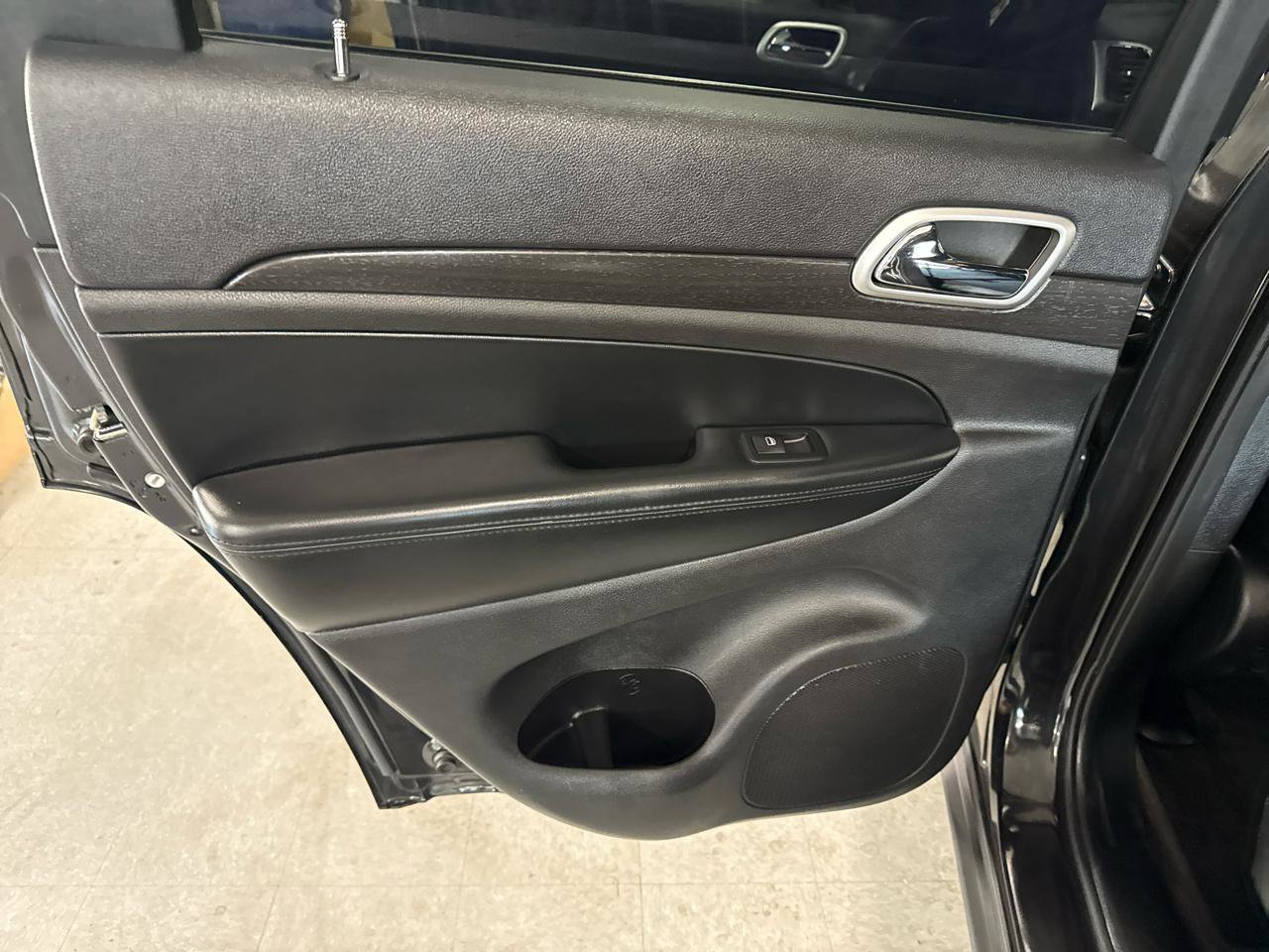 Used 2015 Jeep Grand Cherokee Altitude image 39