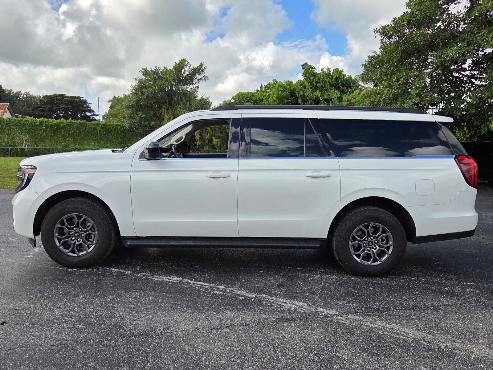 Used 2025 Ford Expedition Max Active RWD image 2