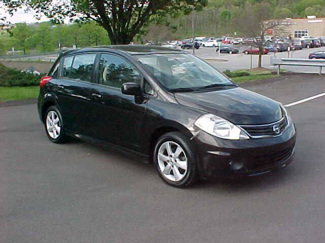 Used 2011 Nissan Versa Hatchback w/ Premium Pkg FWD image 23