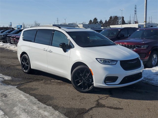 New 2026 Chrysler Pacifica Limited w/ Uconnect Theater Family Group image 27