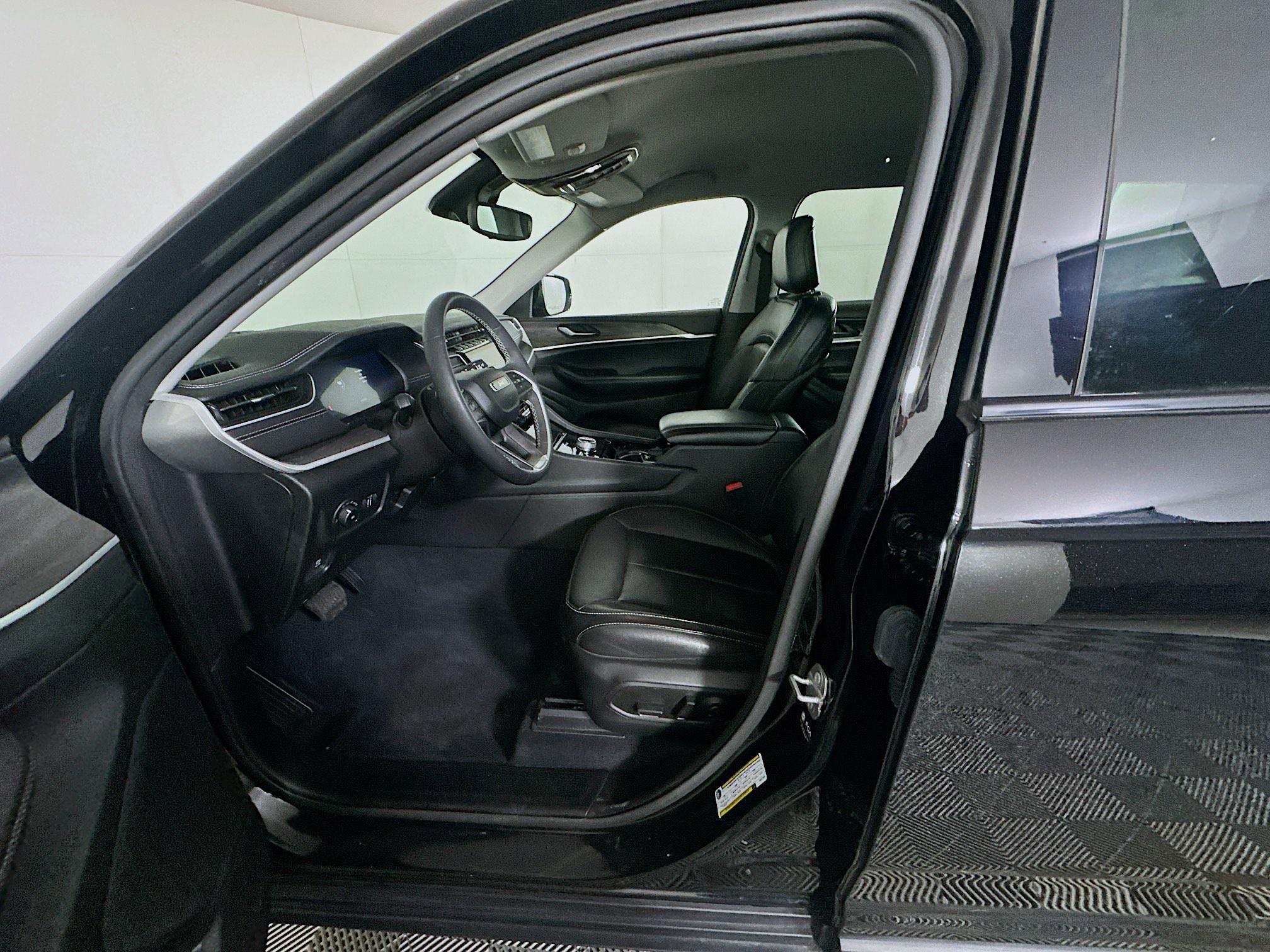 Used 2023 Jeep Grand Cherokee L Limited w/ Trailer Tow Group (B) image 13