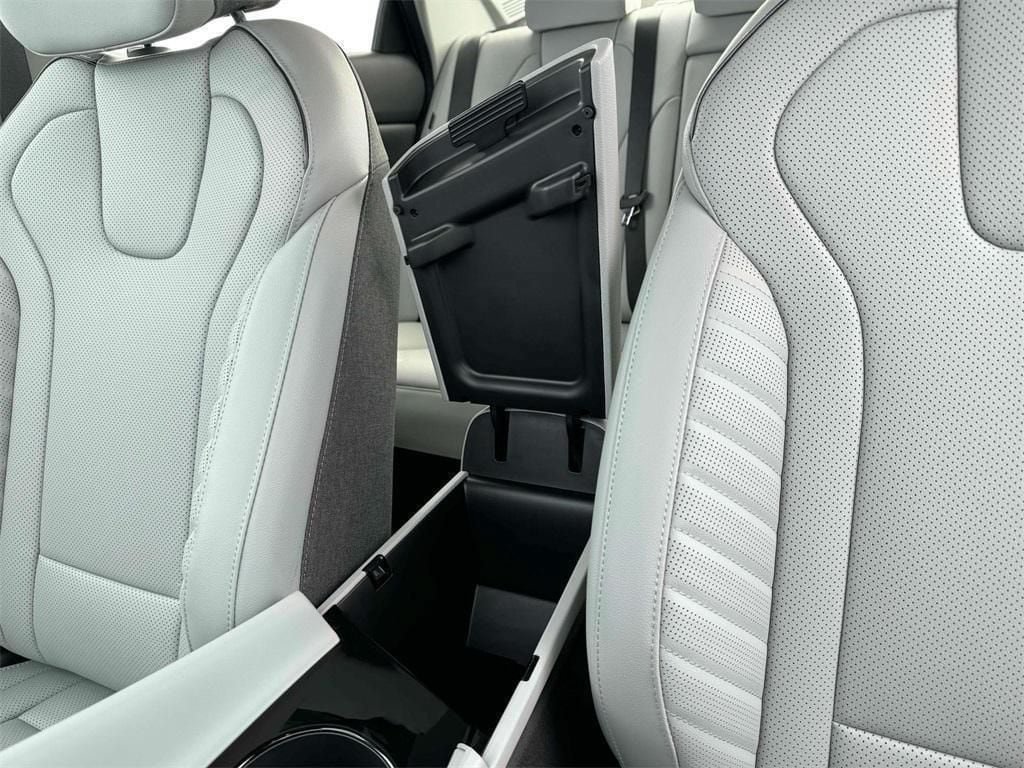 New 2025 Hyundai Elantra Limited FWD image 18