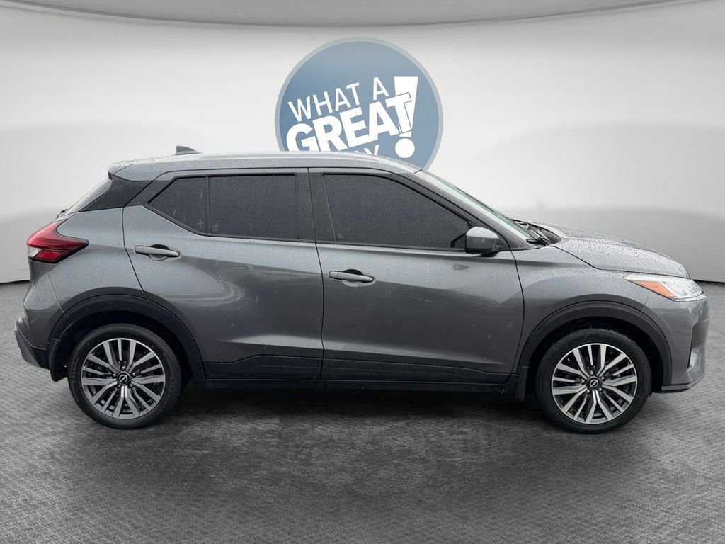Used 2022 Nissan Kicks SV image 2