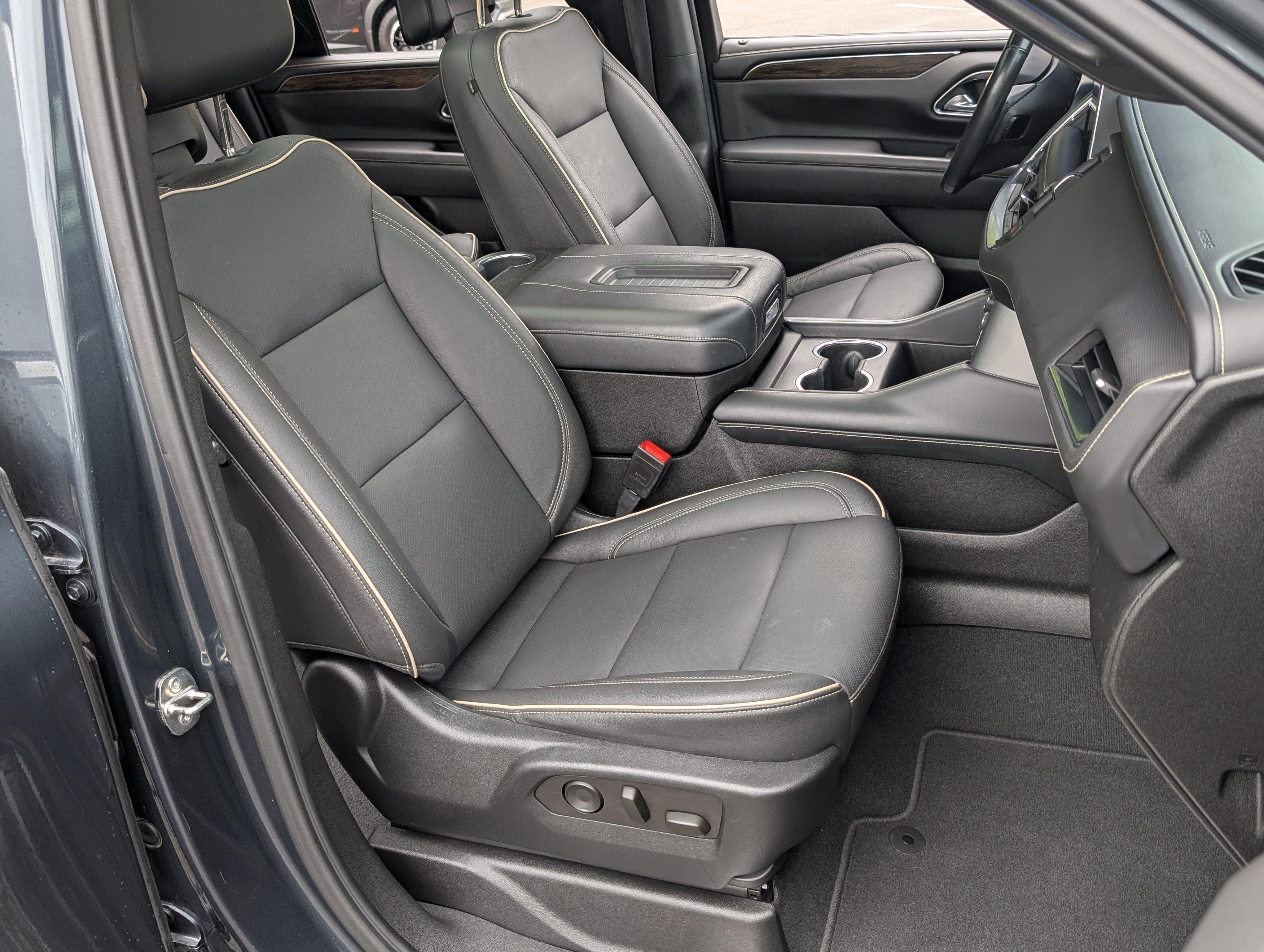 Used 2021 Chevrolet Suburban Premier w/ Premium Package 2 RWD image 24