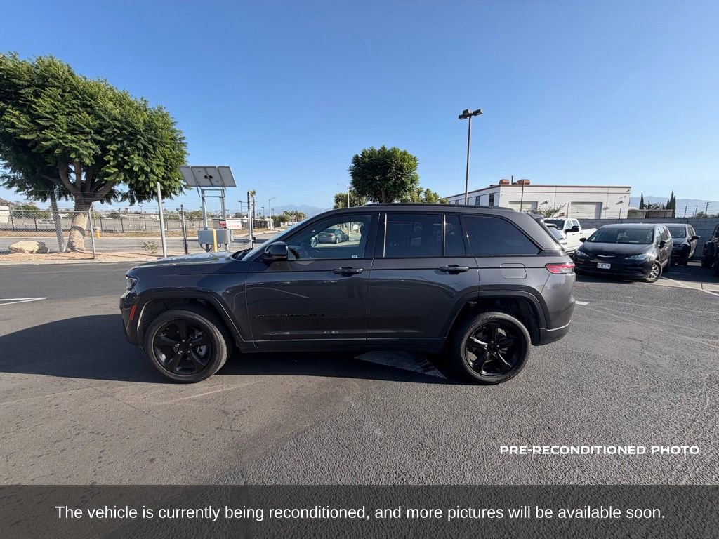 Used 2023 Jeep Grand Cherokee Altitude AWD/4WD image 2