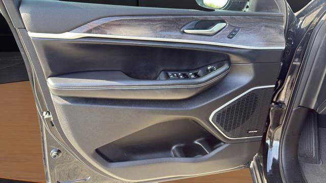 Used 2022 Jeep Grand Cherokee L Limited AWD/4WD image 16
