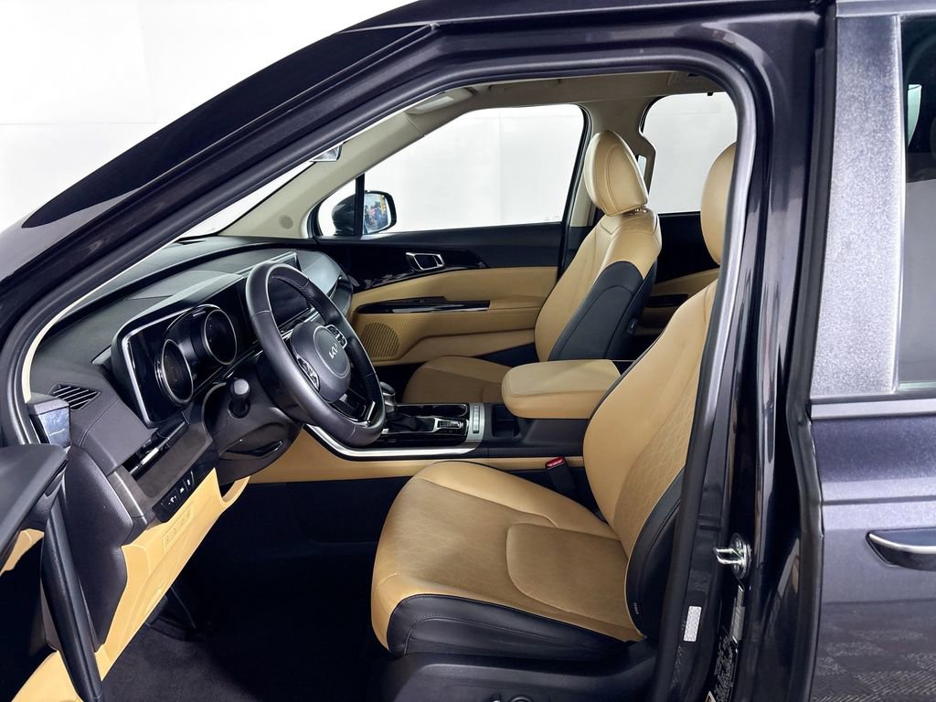 Used 2024 Kia Carnival EX image 12