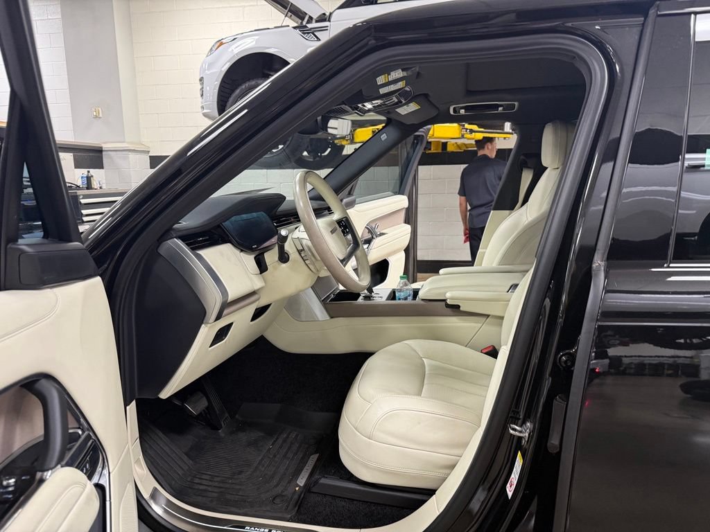 Used 2025 Land Rover Range Rover SE AWD/4WD image 7