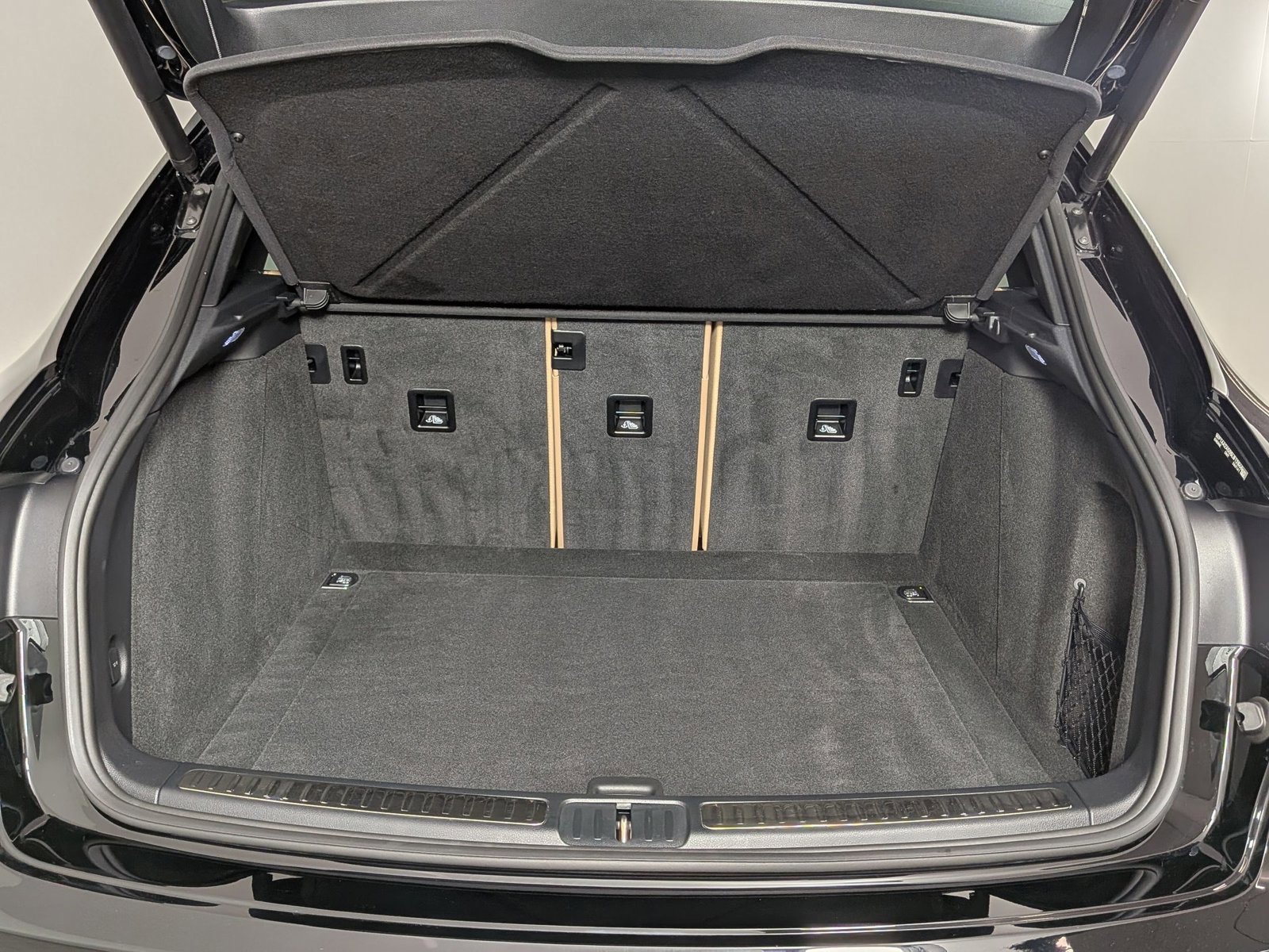 Certified 2025 Porsche Macan Turbo AWD/4WD image 22