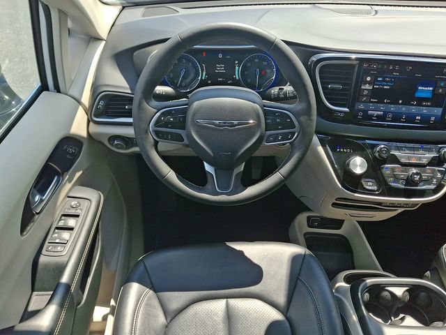 Used 2024 Chrysler Pacifica Touring-L FWD image 12