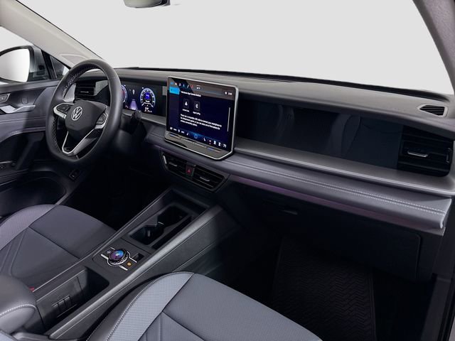 New 2025 Volkswagen Tiguan SE image 30