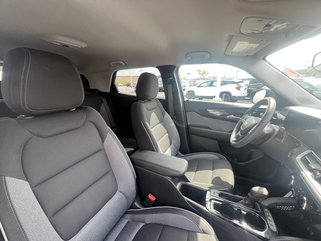 Used 2025 Chevrolet TrailBlazer LT AWD/4WD image 31