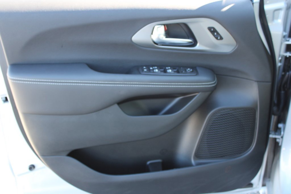 New 2026 Chrysler Pacifica Select w/ S Appearance Package image 9