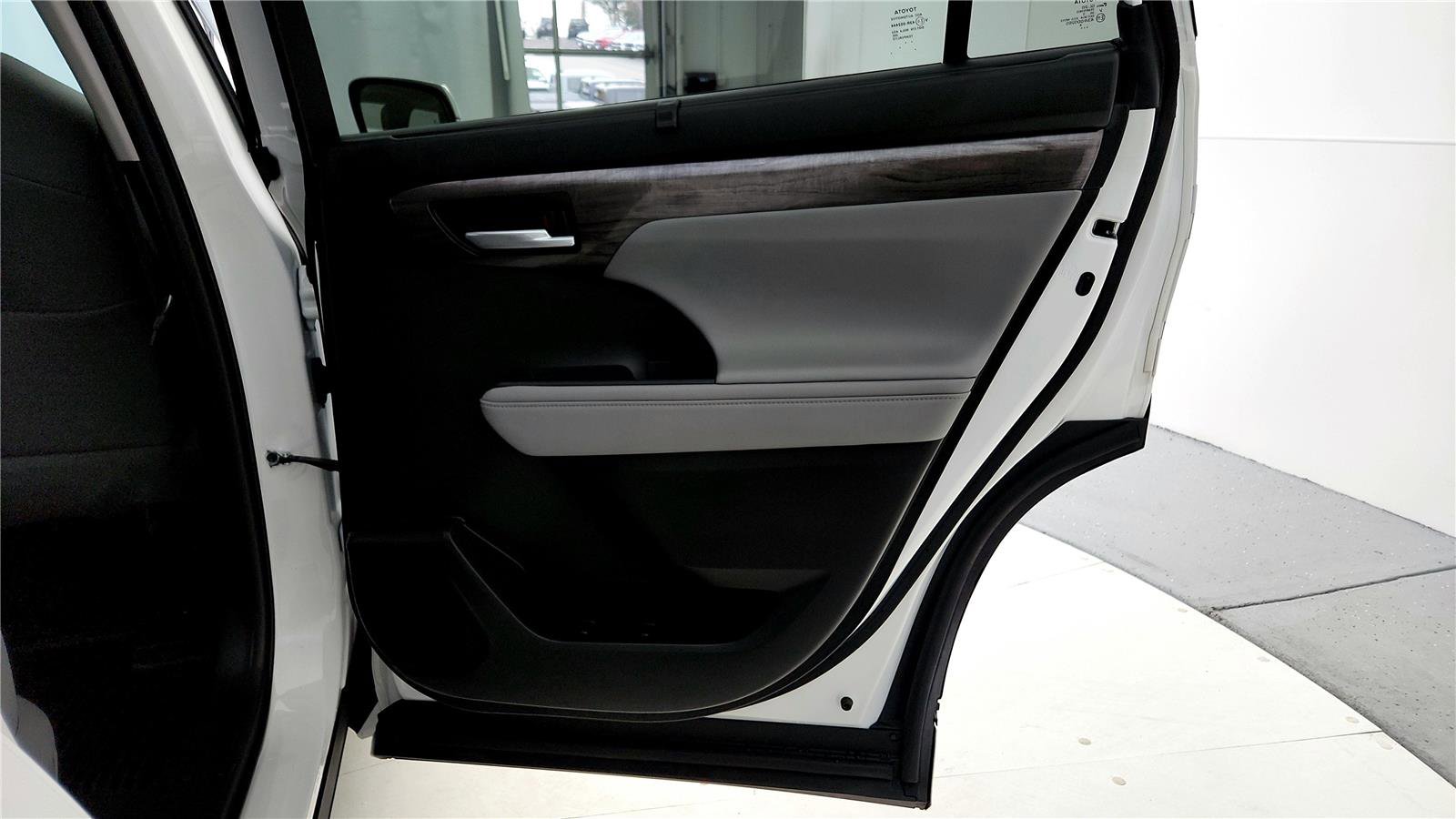 Used 2023 Toyota Highlander Limited image 31