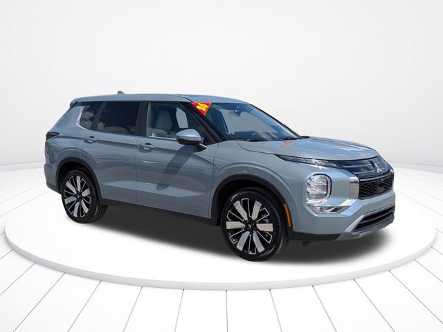 New 2026 Mitsubishi Outlander SE image 2
