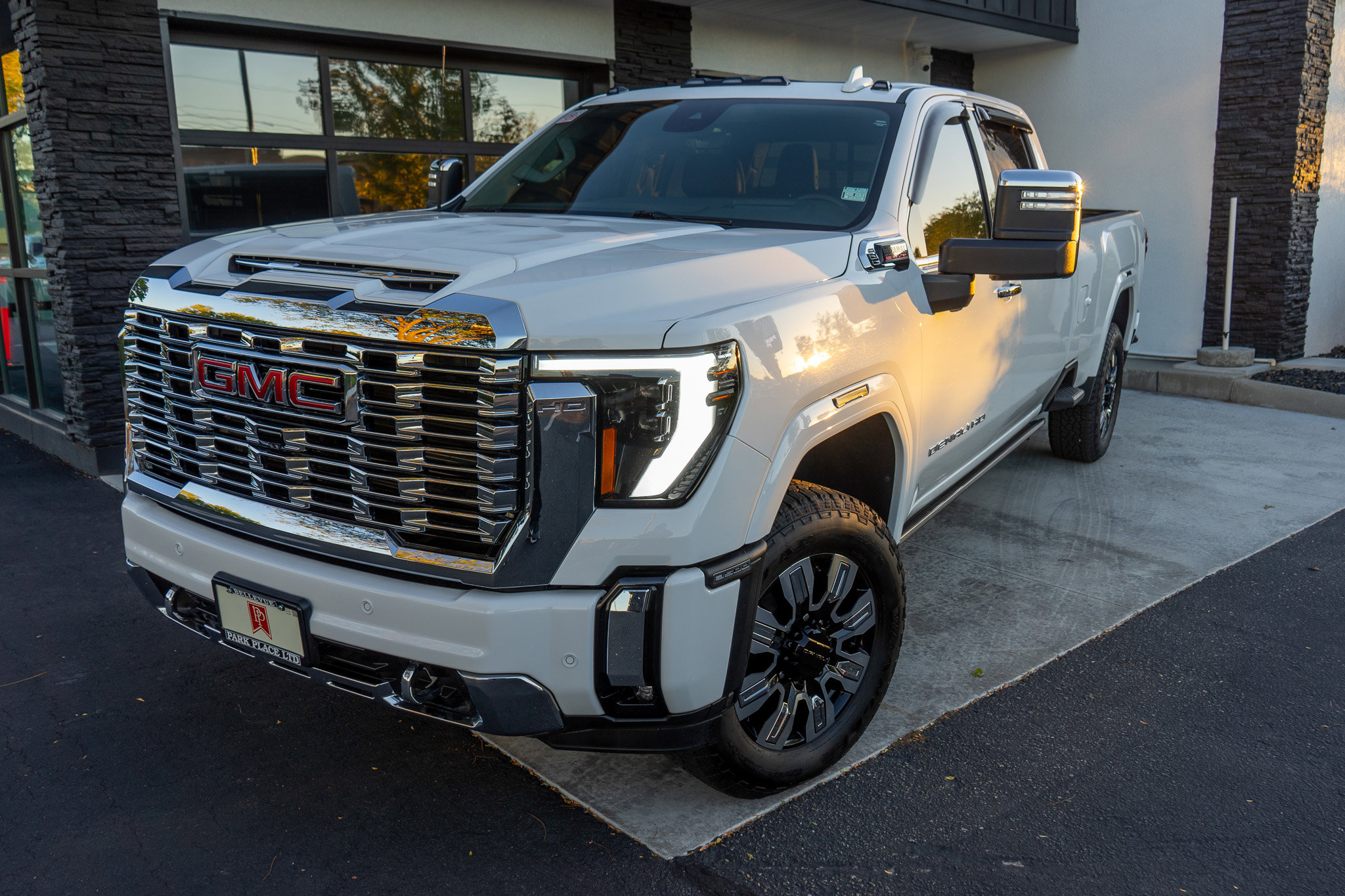 Used 2024 GMC Sierra 3500 Denali w/ Denali Reserve Package image 3