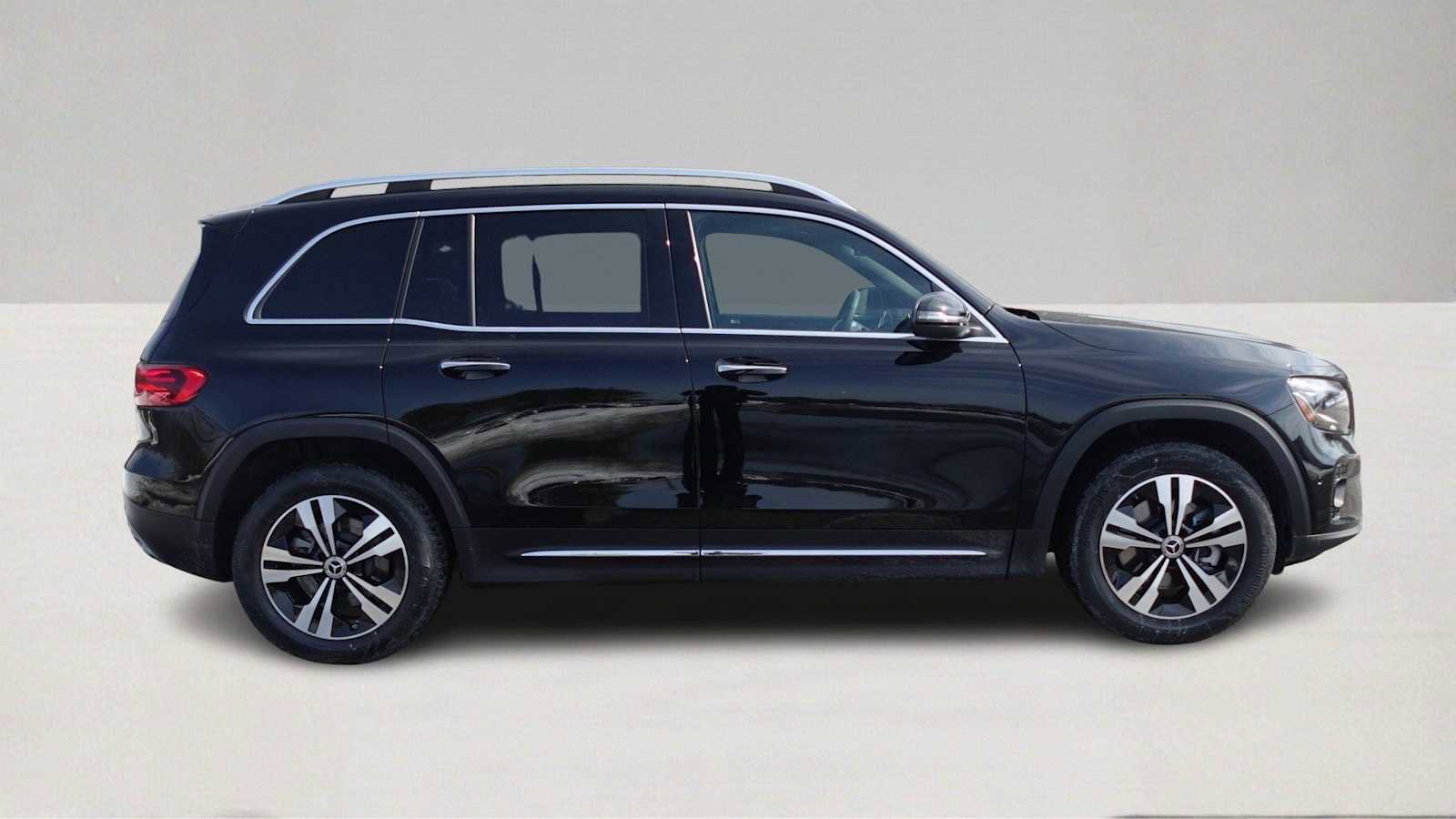 Used 2026 Mercedes-Benz GLB 250 4MATIC image 4