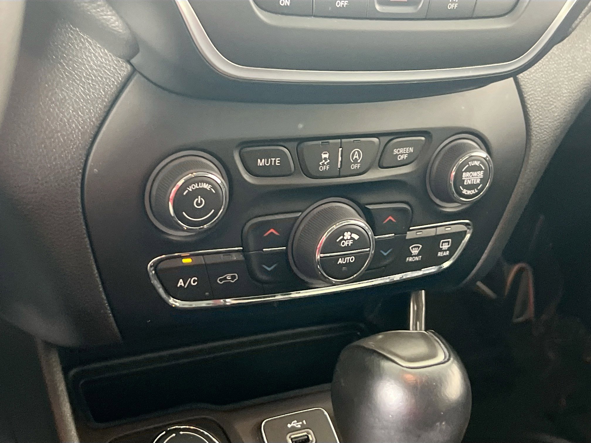 Used 2023 Jeep Cherokee Altitude Lux image 16