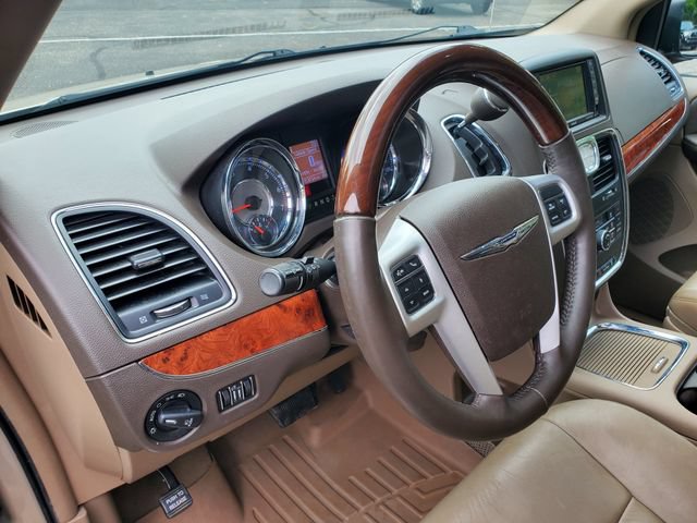 Used 2015 Chrysler Town & Country Limited Platinum FWD image 23