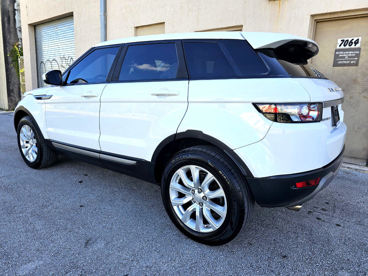 Used 2015 Land Rover Range Rover Evoque Pure image 17